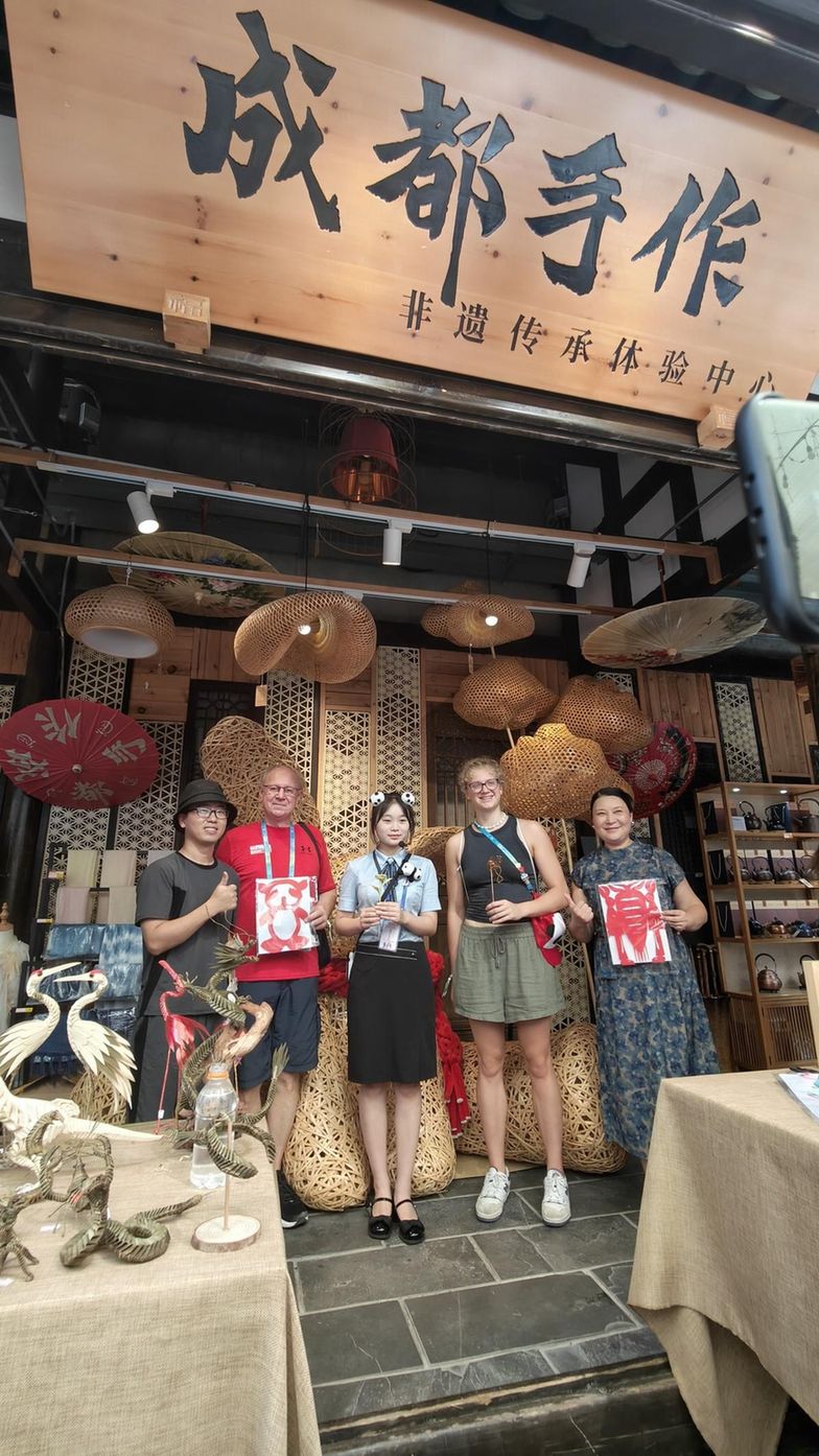 成都大运会丨与非遗“撞个满怀” 外籍运动员打卡中国传统文化 成都大运会丨与非遗“撞个满怀” 外籍运动员打卡中国传统文化