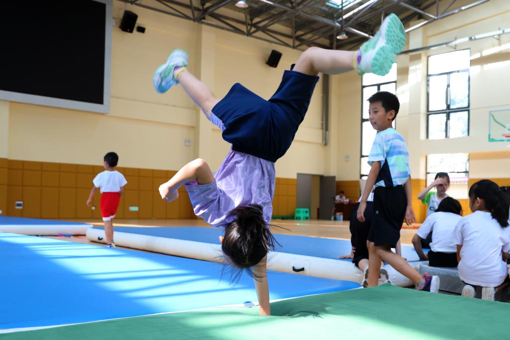 这些来自山区的小学生们，在世界舞台“跳出花儿来”