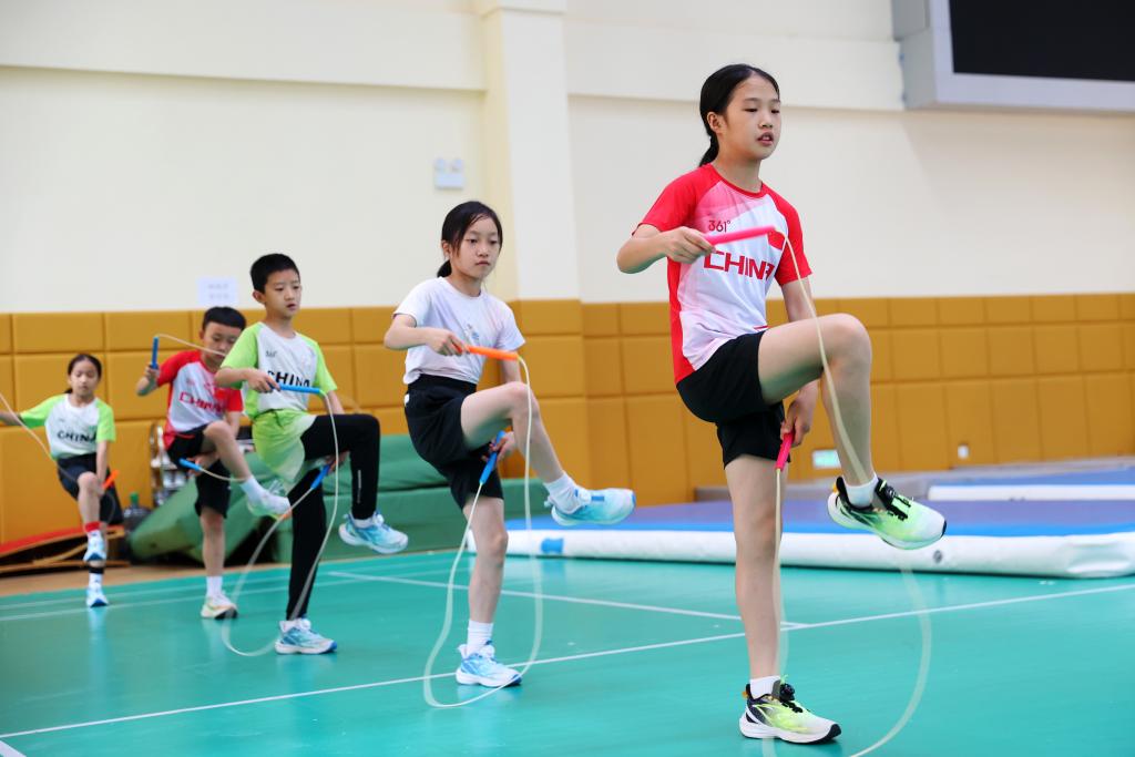 这些来自山区的小学生们，在世界舞台“跳出花儿来”