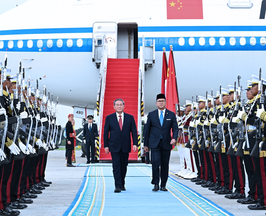 李强抵达雅加达开始对印度尼西亚进行正式访问