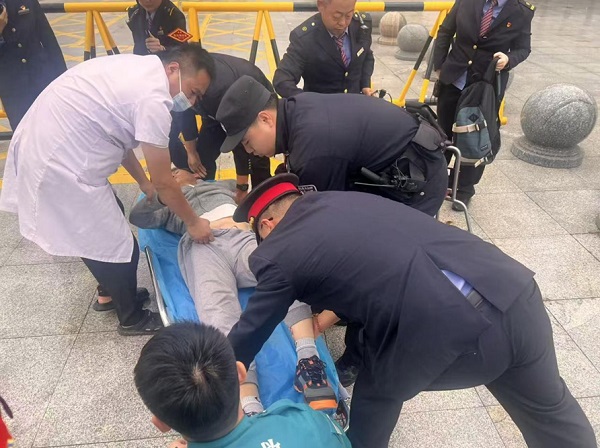 10分钟急速救援，让警徽在服务群众的一线闪闪发光