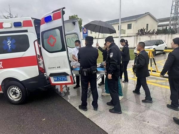 10分钟急速救援，让警徽在服务群众的一线闪闪发光