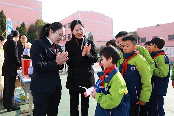 祝响响代表谈“护苗学堂”:履职架桥“护苗”成长 祝响响代表谈“护苗学堂”:履职架桥“护苗”成长